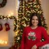 Коледна дамска червена блуза с празничен венец и надпис „Merry Christmas“