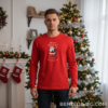 1760624554313396-e1761118381347.png Коледна мъжка червена блуза с Дядо Коледа и надпис „Весела Коледа“