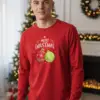 Коледна мъжка червена блуза с надпис „Merry Christmas“ и празнични играчки