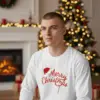1760697298809497.png Коледна мъжка бяла блуза с празнично послание Merry Christmas