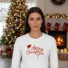 1760697326714701.png Коледна дамска бяла блуза с празнично послание Merry Christmas