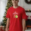 Коледна мъжка червена тениска с надпис “Merry Christmas“ и коледни топки