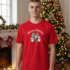 Коледна мъжка червена тениска с надпис “Merry Christmas“ с елхи и снежни човеци