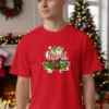 1761648857225291.png Коледна мъжка червена тениска с надпис “Merry Christmas“ и коледен венец