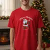 1761649114176096.png Коледна мъжка червена тениска с надпис “Merry Christmas“ и Дядо Коледа