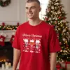 Коледна мъжка червена тениска с надпис “Merry Christmas“ и чаши за вино