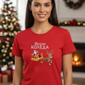 1761658271427637.png Коледна дамска червена тениска с надпис 'Весела Коледа' и Дядо Коледа на шейната