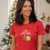 Коледна дамска червена тениска с надпис “Merry Christmas“ и коледни топки