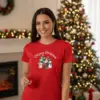 Коледна дамска червена тениска с надпис “Merry Christmas“ с елхи и снежни човеци