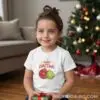 Коледна детска бяла тениска за момче и момиче с надпис “Merry Christmas“ и коледни топки