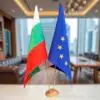 Дървена двойна настолна стойка със знамена