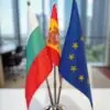 Тройна настолна стойка хром-никел със знаменапо избор на клиента