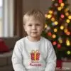 Детска коледна бяла ватирана блуза с подарък и надпис „Весела Коледа“- за момиче и момче