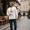 describe-a-change-485f3118-ac0b-4c43-b9be-256f22ac0f7d.jpeg Коледна мъжка бяла ватирана блуза с надпис „Merry Christmas“ и празнични играчки