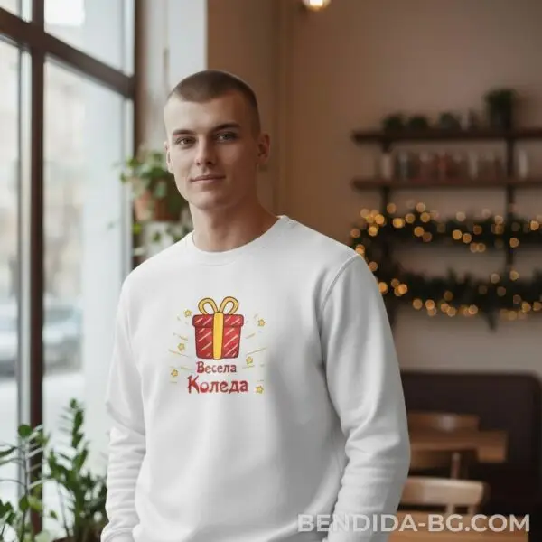 describe-a-change-5b2bb1ff-6e26-4c61-8404-42a5e41767f4.jpeg Коледна мъжка бяла ватирана блуза с надпис „Весела Коледа“