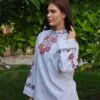 Дамска къса риза с фолклорни мотиви и дантела, вдъхновена от българския фолклор