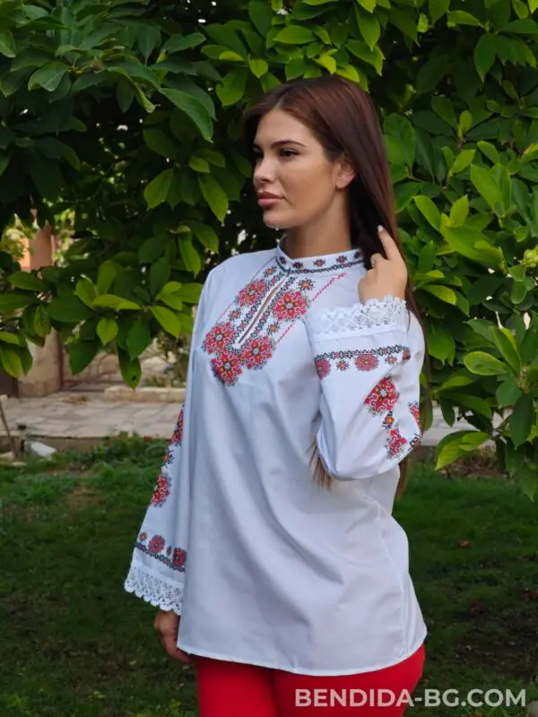 Дамска къса риза с фолклорни мотиви и дантела, вдъхновена от българския фолклор