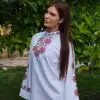 Дамска къса риза с фолклорни мотиви и дантела, вдъхновена от българския фолклор