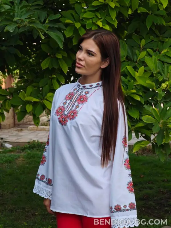 Дамска къса риза с фолклорни мотиви и дантела, вдъхновена от българския фолклор