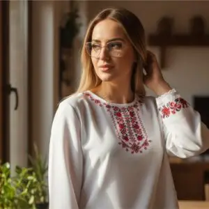 Стилна къса дамска риза с фолклорни мотиви