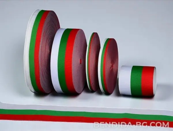 Тъкана трикольорна лента с ширина 2 см.