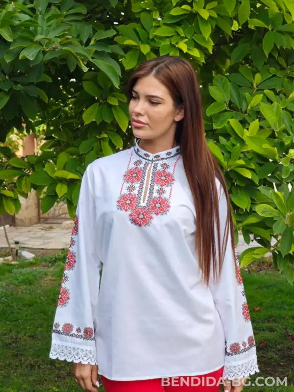 Дамска къса риза с фолклорни мотиви и дантела, вдъхновена от българския фолклор